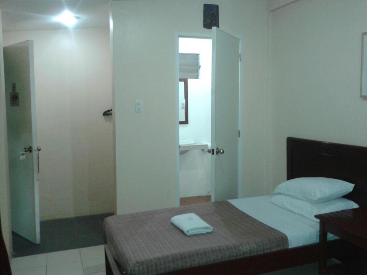 11Th Street Bed And Breakfast Bacolod Bagian luar foto