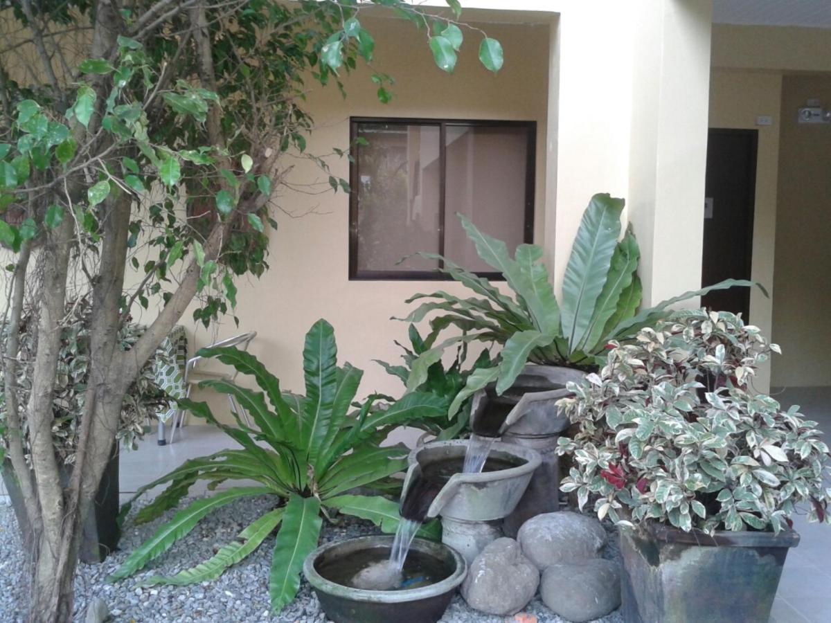 11Th Street Bed And Breakfast Bacolod Bagian luar foto